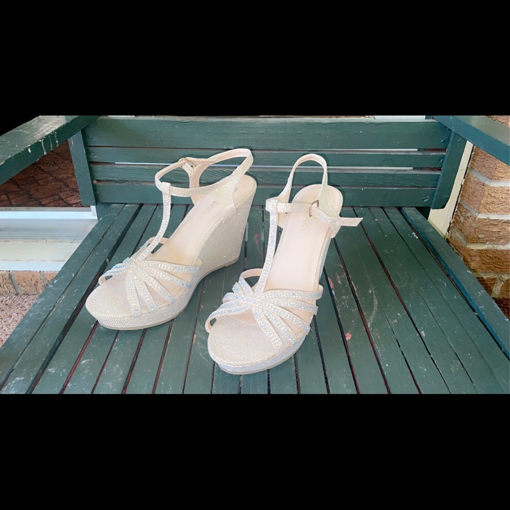 Great heels for a gathering or prom! Super comfortable.